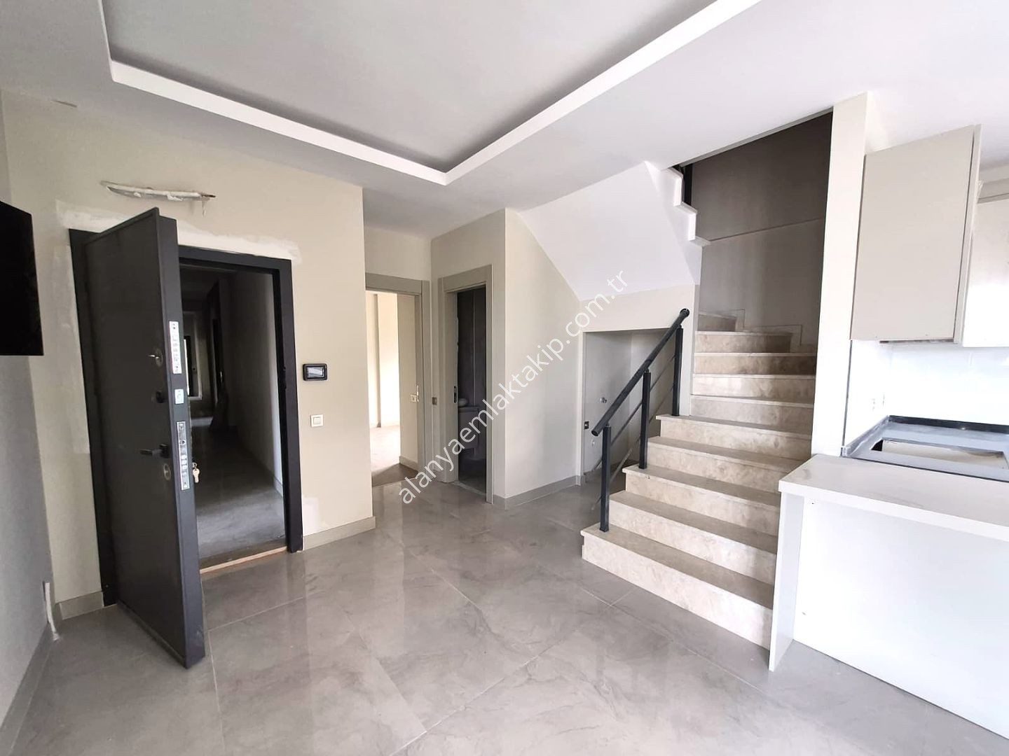 ALANYA ÇIPLAKLI MAHALLESİ’NDE KAMPÜSE YAKIN SATILIK SIFIR 4+1 DAİRELER.