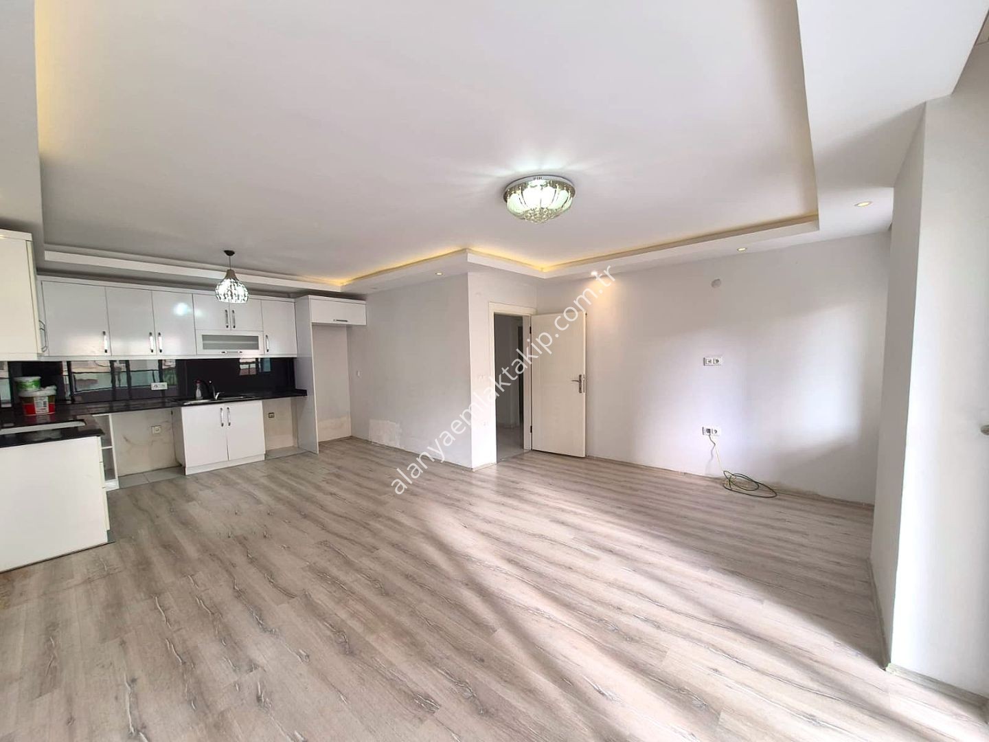 ALANYA MAHMUTLAR’DA MERKEZİ KONUMDA KİRALIK 2+1 DAİRE