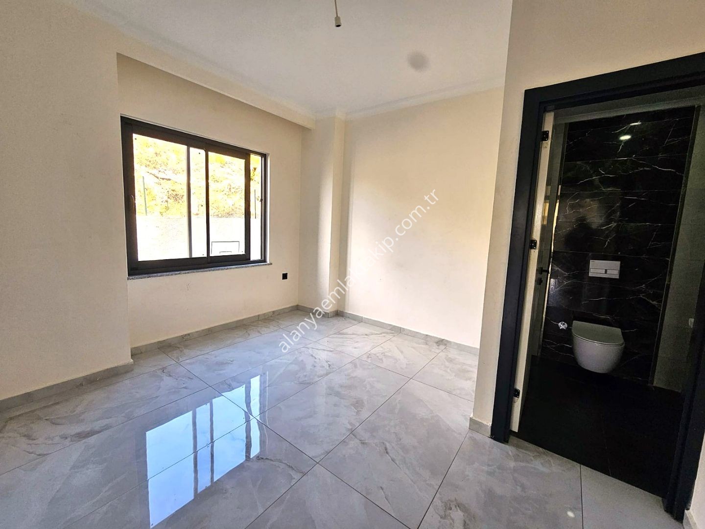 ALANYA MAHMUTLAR’DA SATILIK FIRSAT 2+1 HAVUZ MANZARALI