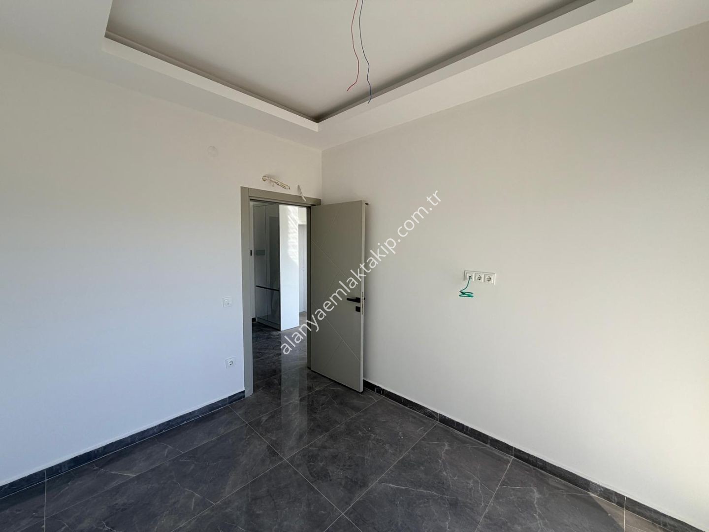 ALANYA OBA MAHALLESİ’NDE HASTANEYE YAKIN SATILIK SIFIR 1+1 DAİRE