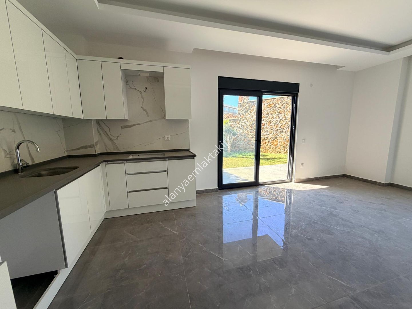 ALANYA OBA MAHALLESİ’NDE HASTANEYE YAKIN SATILIK SIFIR BAHÇE DUBLEKSİ 2+1 DAİRE