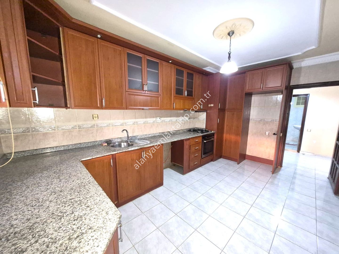 ALANYA SARAY MAHALLESİ'NDE KİRALIK AYRI MUTFAK 3+1 GENİŞ DAİRE