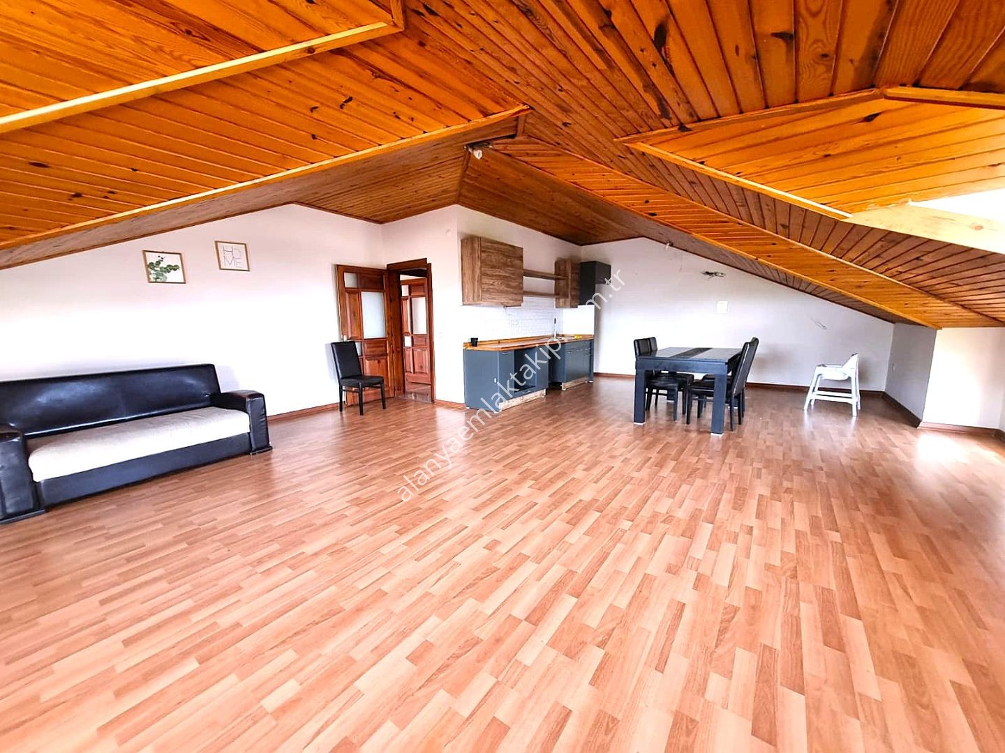 GÜLLERPINARI MAH. MERKEZİ KONUMDA ÇATI KATI 1+1 AYRI MUTFAK KİRALIK DAİRE