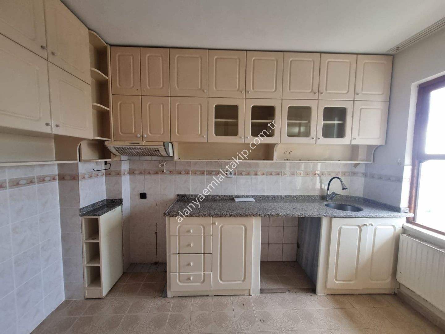 KÜTÜRÜP MEVKİİ’NDE 2+1 AYRI MUTFAK DENİZ MANZARALI KİRALIK DAİRE