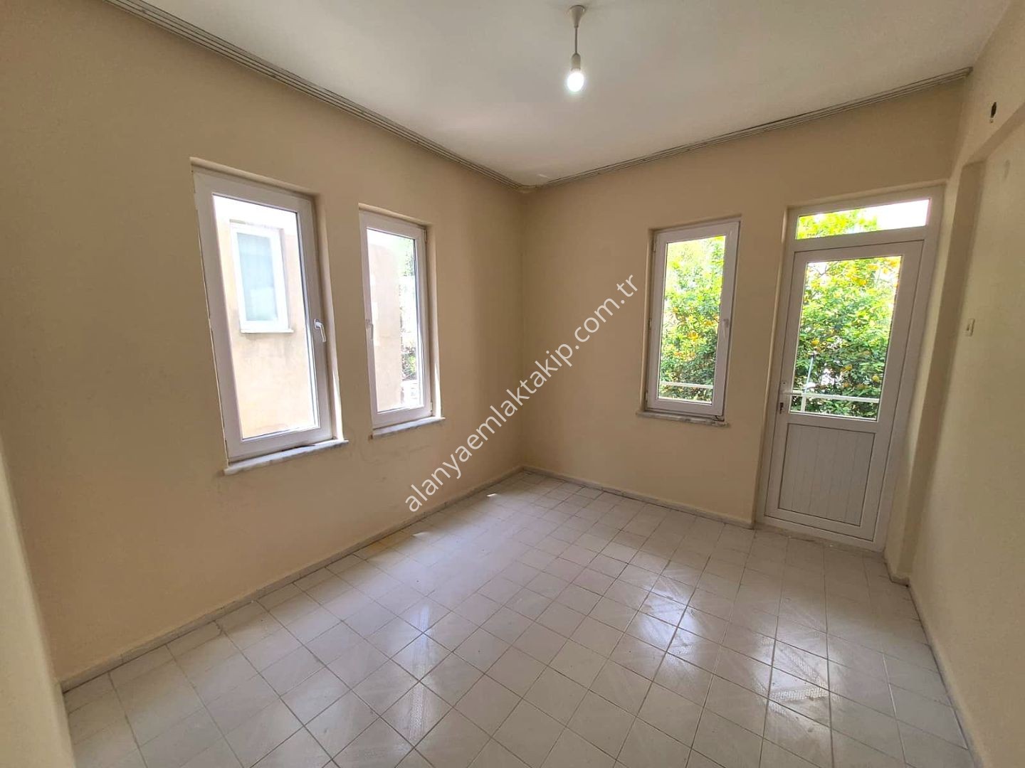 SUGÖZÜ MAHALLESİ’NDE DENİZ VE KALE MANZARALI KİRALIK 2+1 DAİRE