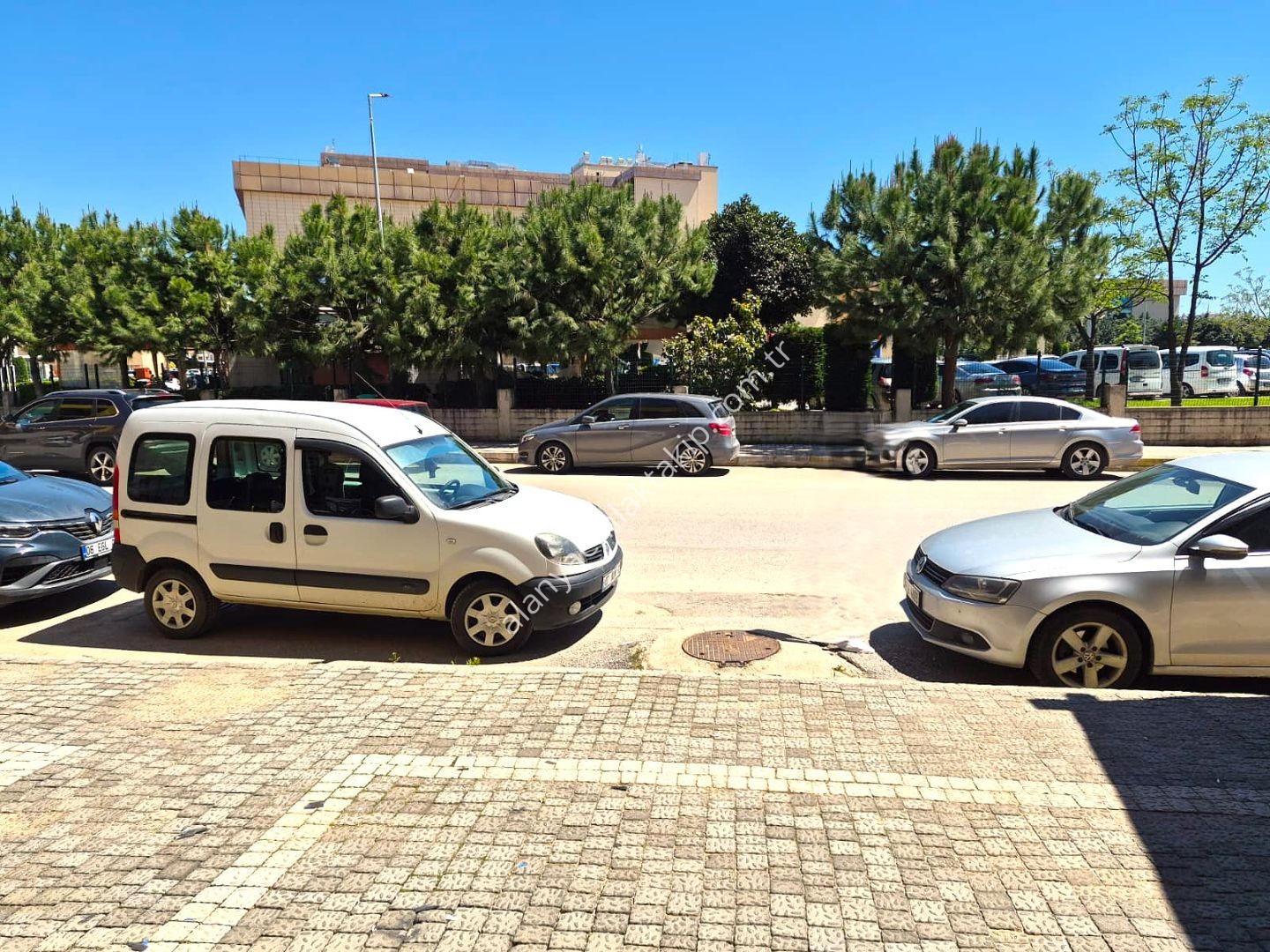 ALANYA DEVLET HASTANESİ ACİL KARŞISINDA SATILIK YATIRIMLUK DÜKKAN