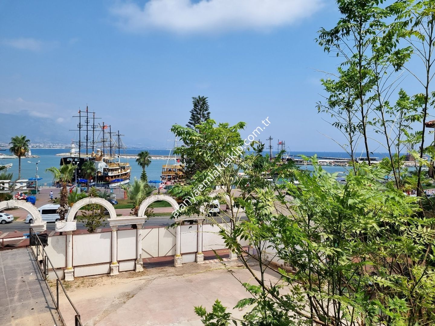 ALANYA İSKELE YOLUNDA TURİZMİN KALBİNDE YATIRIMLIK SATILIK DÜKKAN KAZANÇ FIRSATI